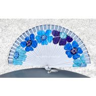 wachlarz hiszpański KWIATY MALOWANE 23cm - NOWOŚĆ - lewa strona - y_wachlarz6666_pelny_2-u_stronnie_malowane_niebieskie_odcienie_platkow_kwiatow_23cm_z_perelka.jpg